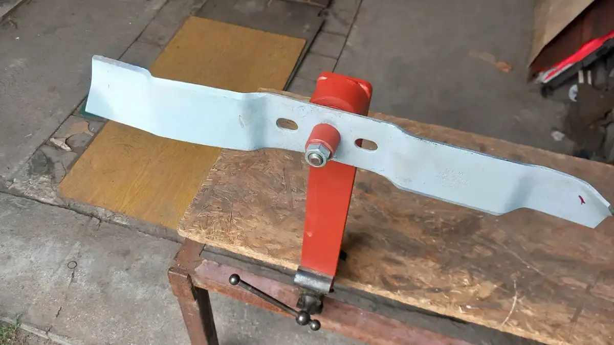 Jak założyć nóż do kosiarki - uniknij błędów i zyskaj idealne koszenie