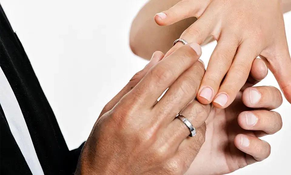 Ile kosztuje zmniejszenie obrączki złotej? Sprawdź, co wpływa na cenę