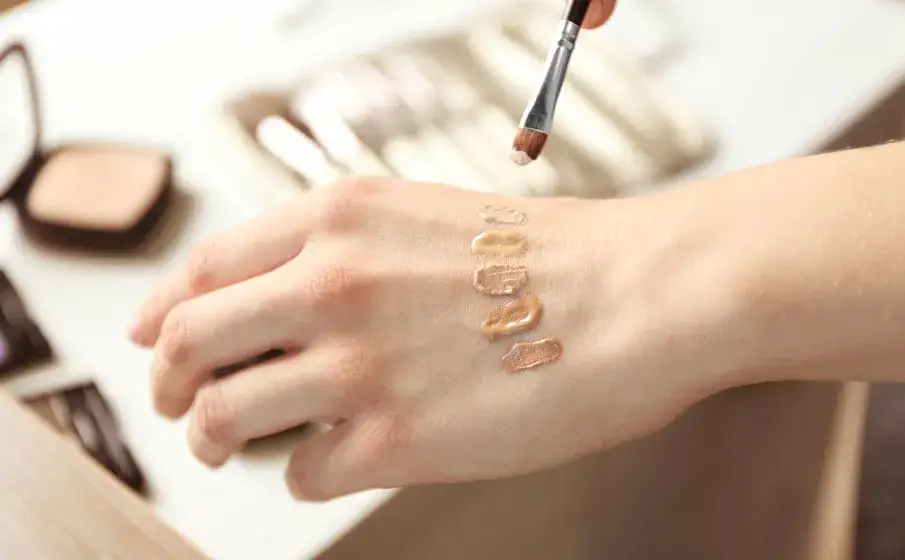 Koniec z efektem maski! Jak dobrać podkład do cery?