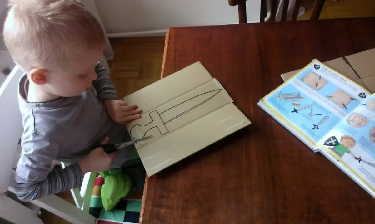 Jak zrobić miecz z kartonu - proste kroki do kreatywnego projektu