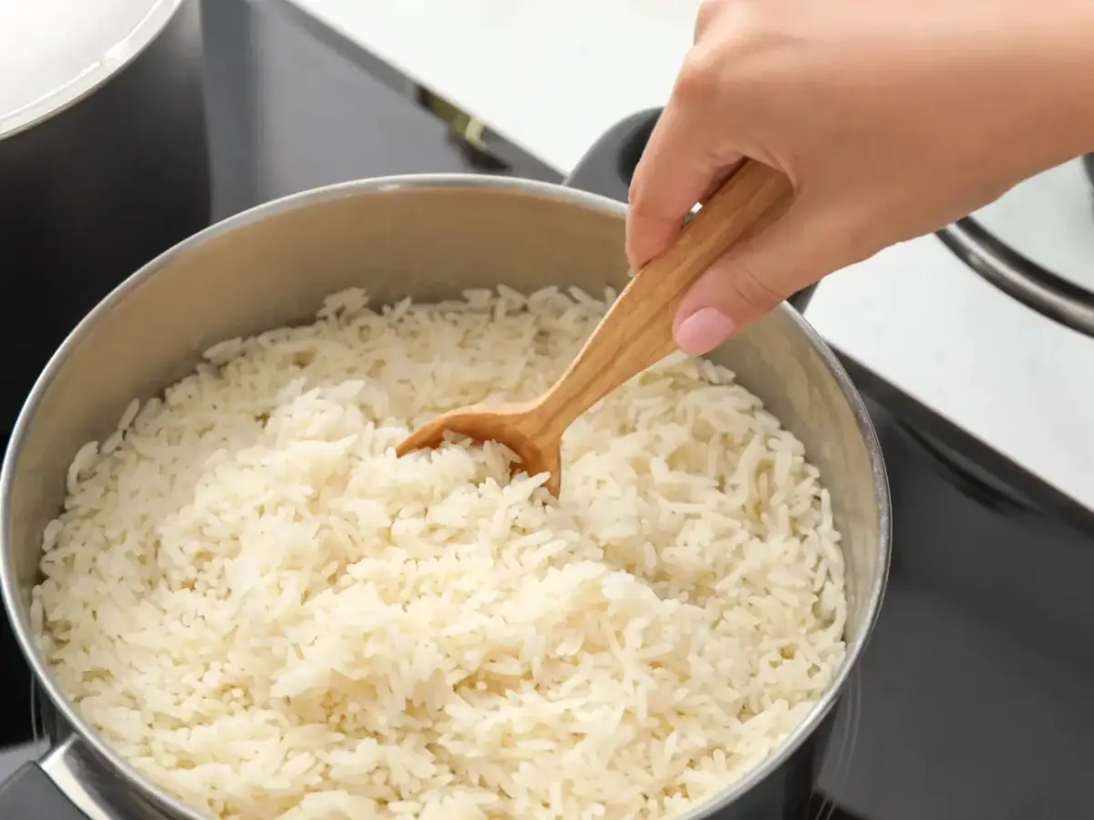 Jak podgrzać ryż, by uniknąć wysuszenia i zachować smak?