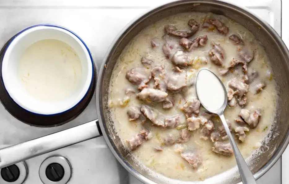 Jak zrobić miękki gulasz z żołądków drobiowych? Przepis!