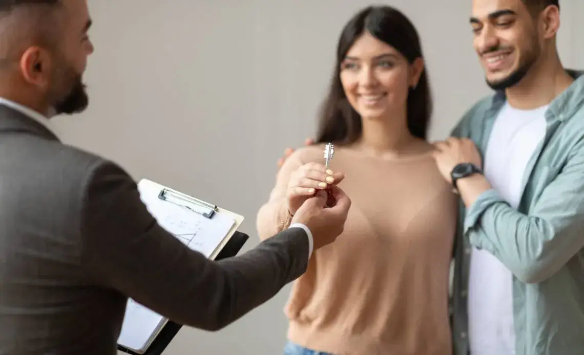 Czy właściciel mieszkania może podnieść czynsz w trakcie umowy? Sprawdź swoje prawa