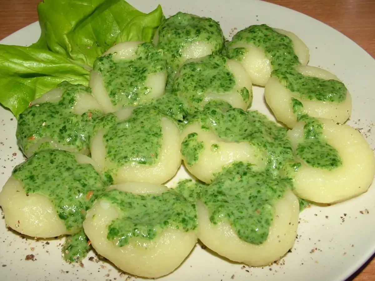 Najlepsze sałatki do klusek śląskich z sosem, które zaskoczą smakiem