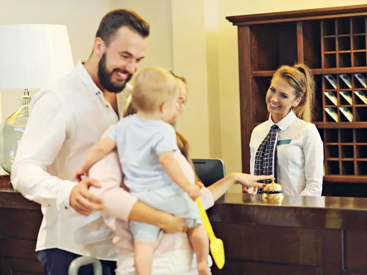 Niepełnoletni w hotelu: Czy możesz wynająć pokój? Poradnik 2024