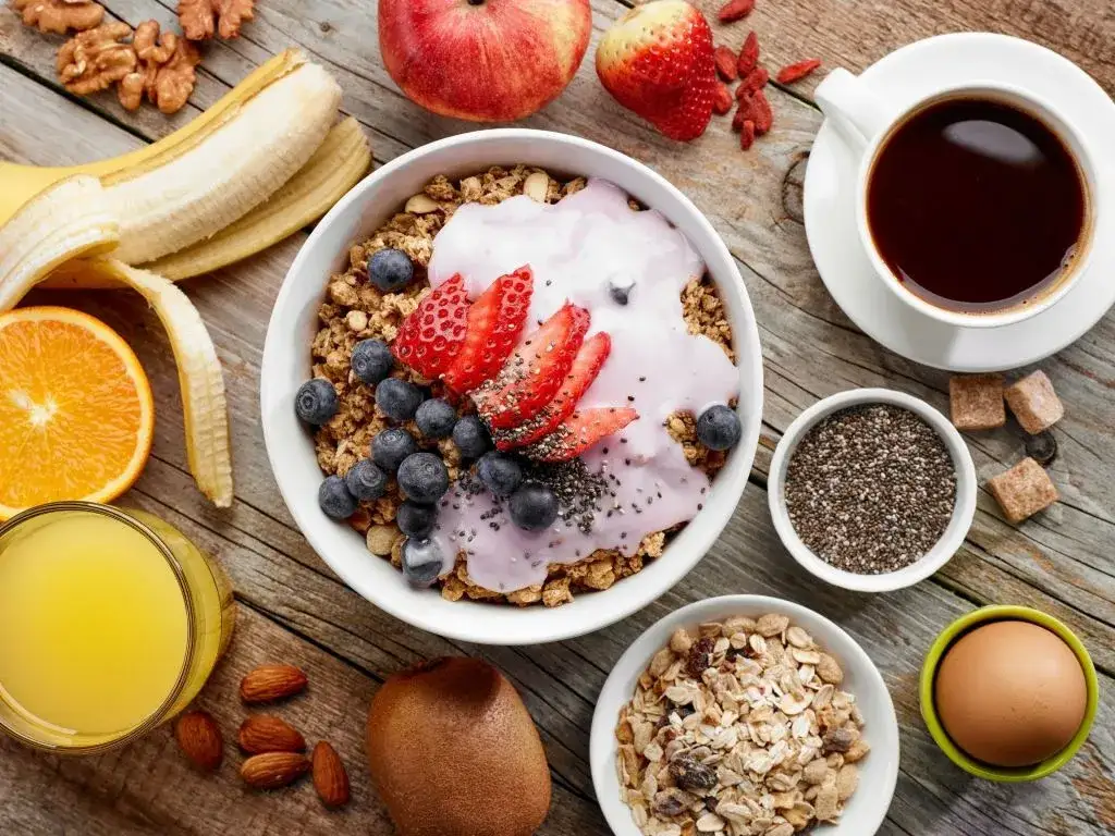 Dieta po porodzie naturalnym: Co jeść? Obalamy mity i wspieramy laktację