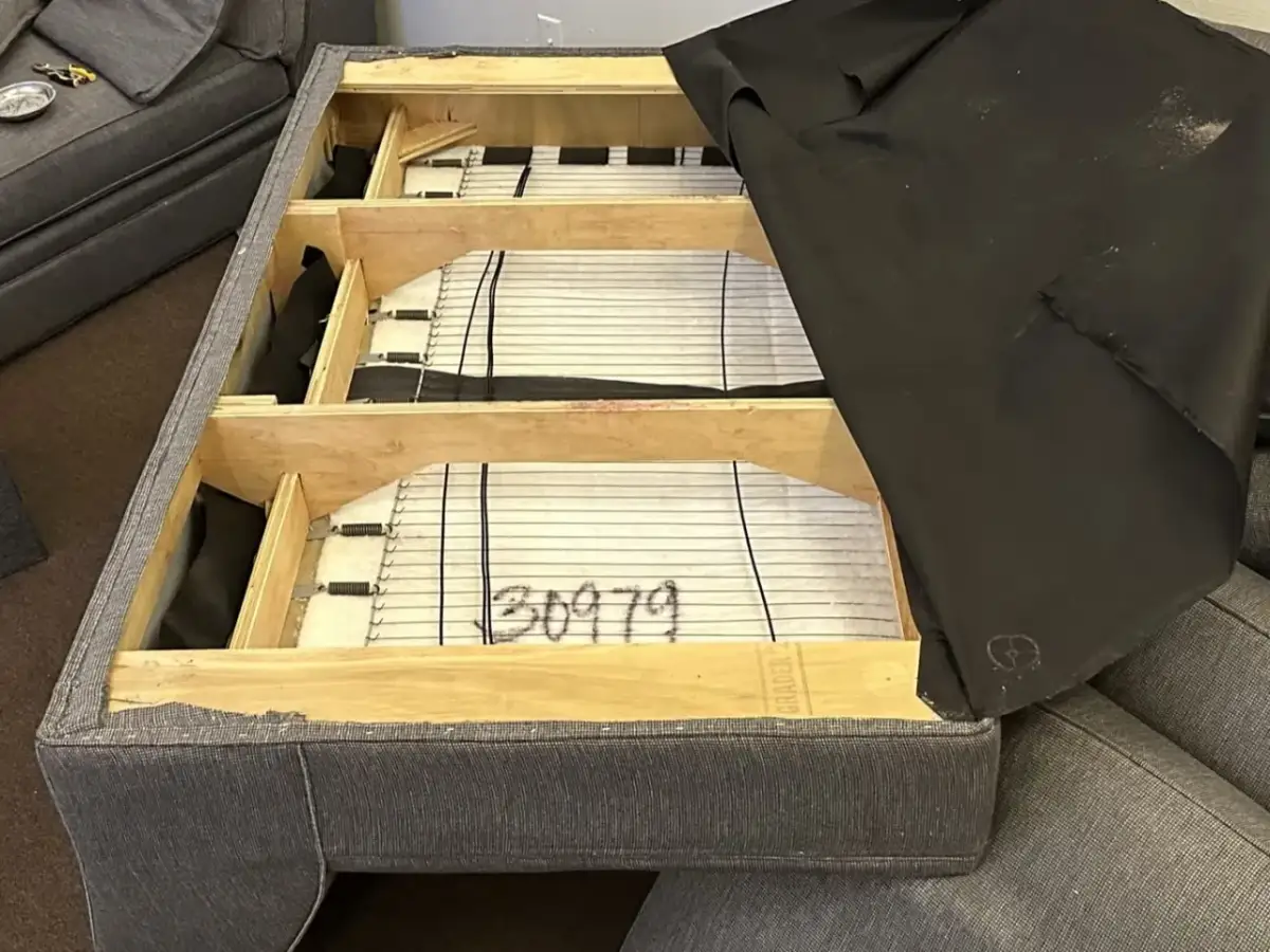 Jak naprawić zapadniętą kanapę? Oszczędź i zrób to sam!