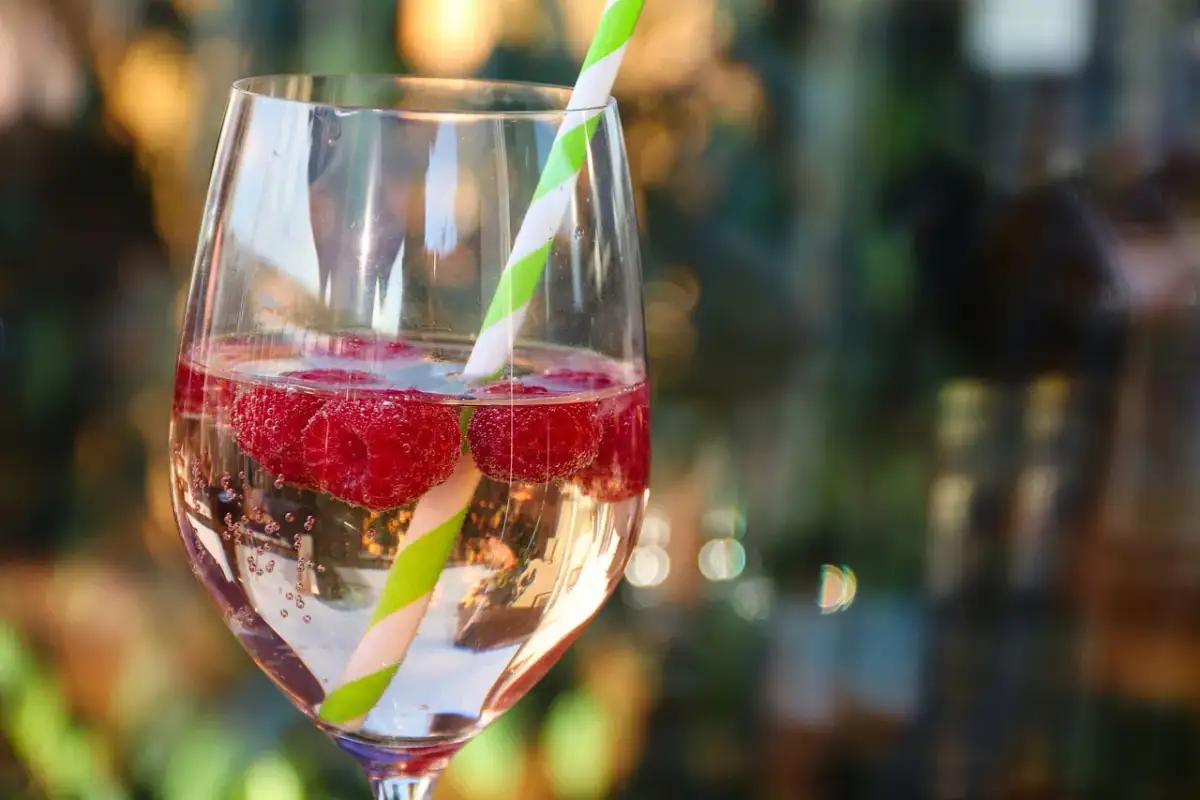 Z czym pić Bacardi Malinowe? Odkryj idealne połączenia i przepisy