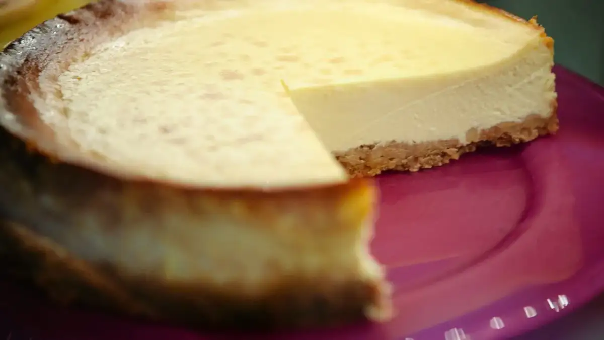 Dlaczego sernik się kruszy? Poznaj błędy i upiecz idealny!