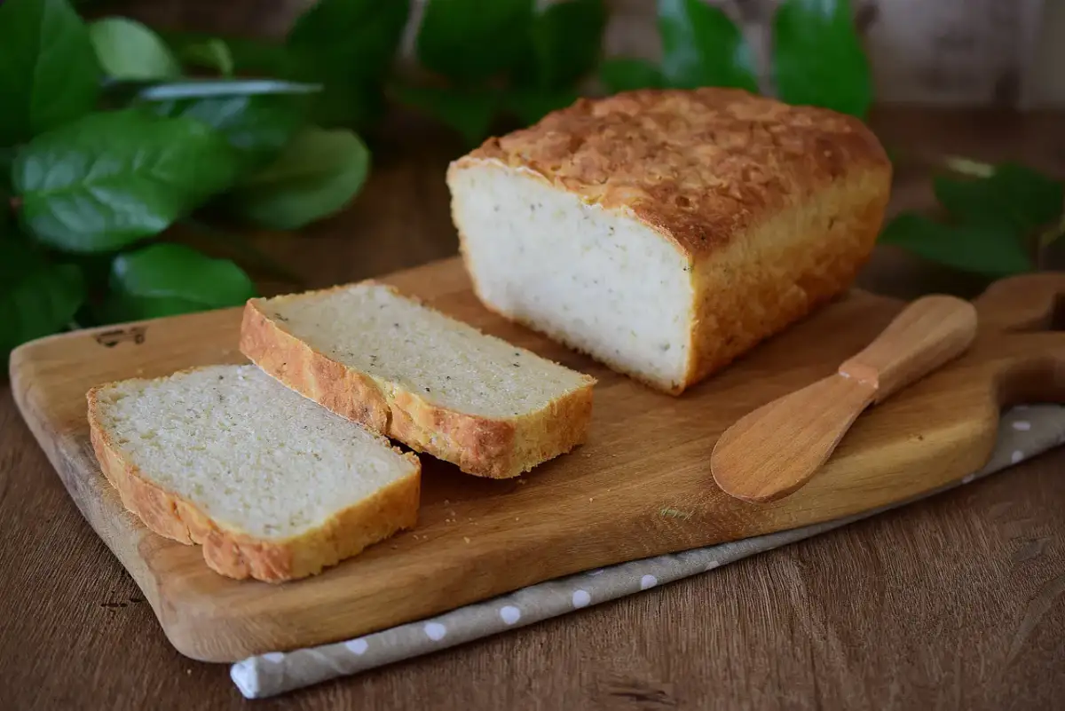Chleb na maślance: Jak upiec wilgotny bochenek, który nie czerstwieje?