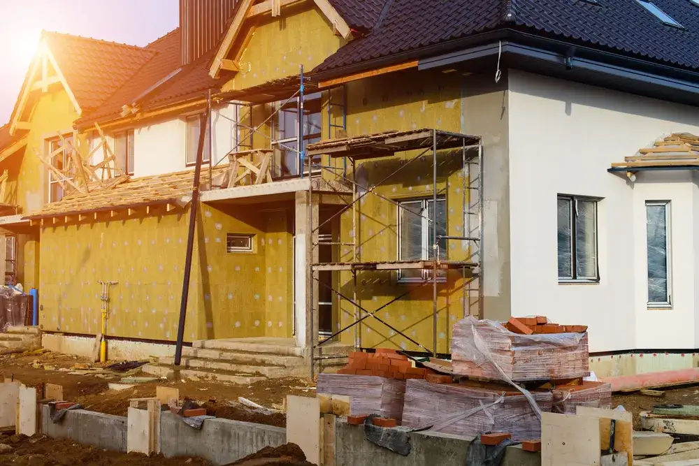 Co wchodzi w skład elewacji budynku? Kluczowe elementy i materiały