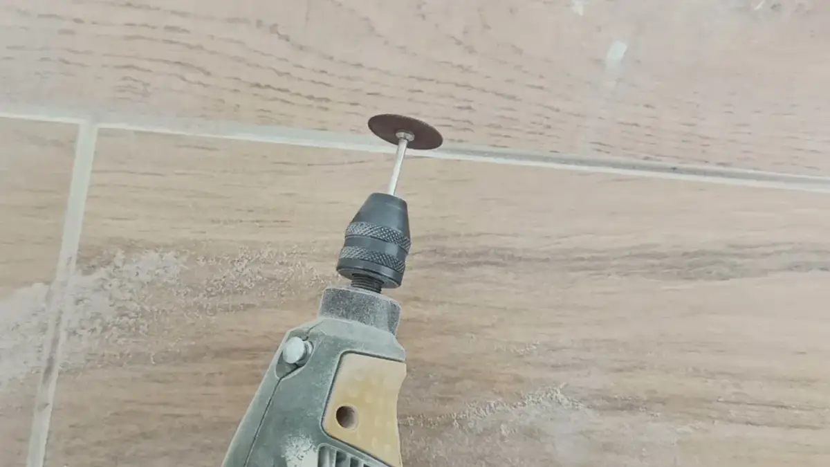 Jak wyskrobać fugę skutecznie i bez uszkodzenia płytek