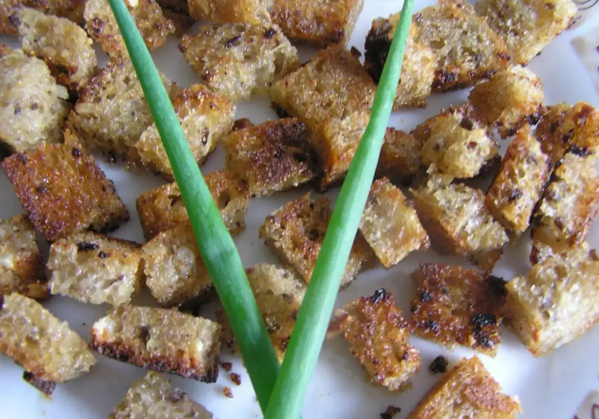 Jak zrobić grzanki do sałatki - proste przepisy i smaczne wariacje