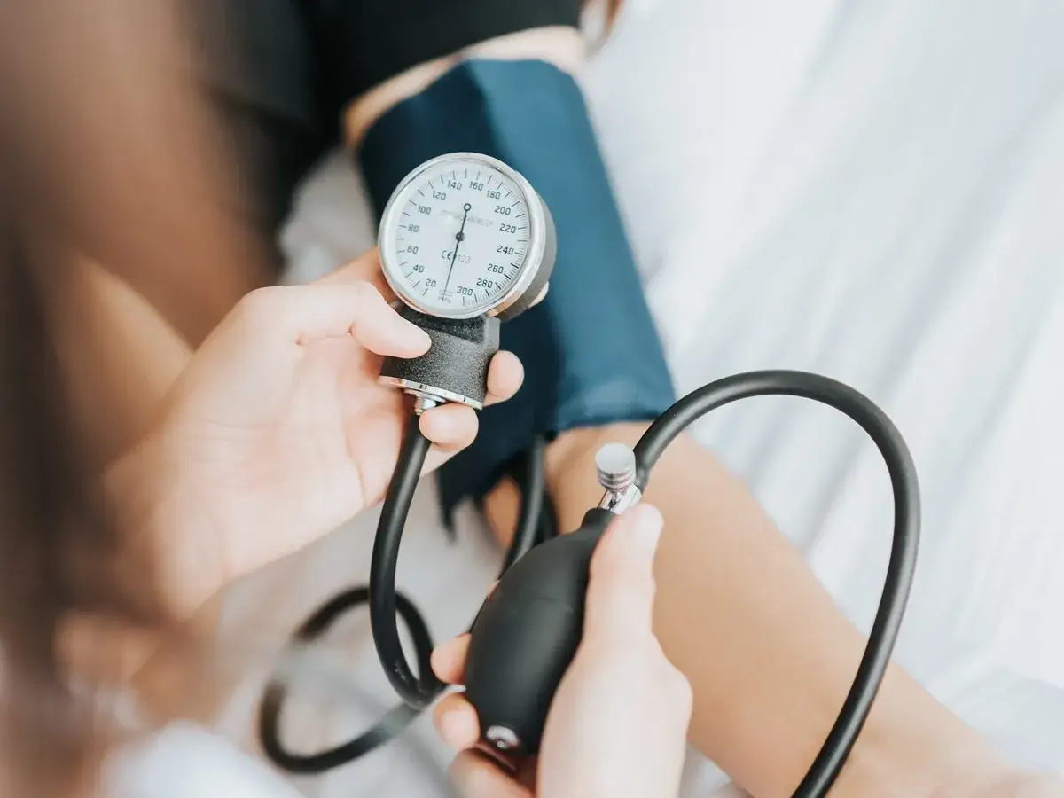 Czy alkohol podnosi ciśnienie krwi? Poznaj fakty i ryzyka