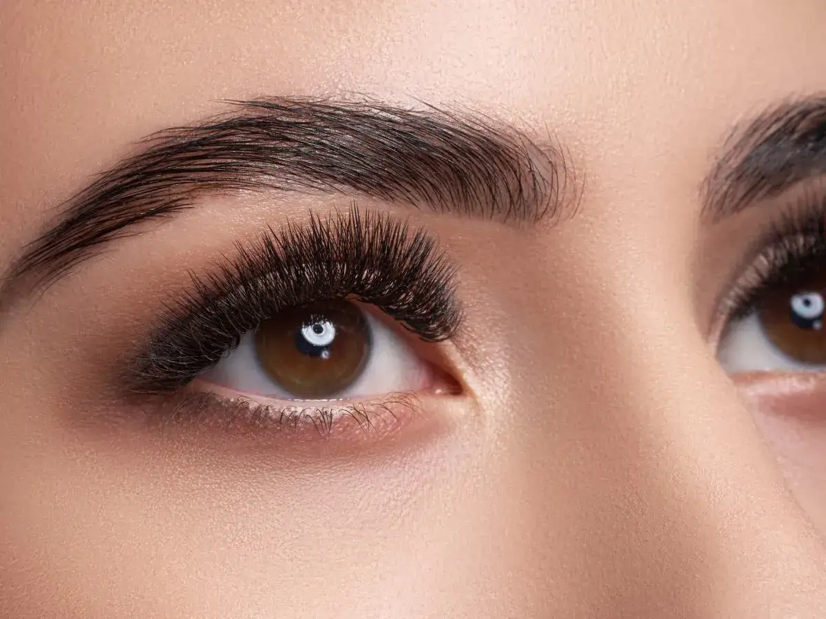 Rzęsy Kim Kardashian: Efekt, cena, pielęgnacja. Wszystko, co musisz wiedzieć