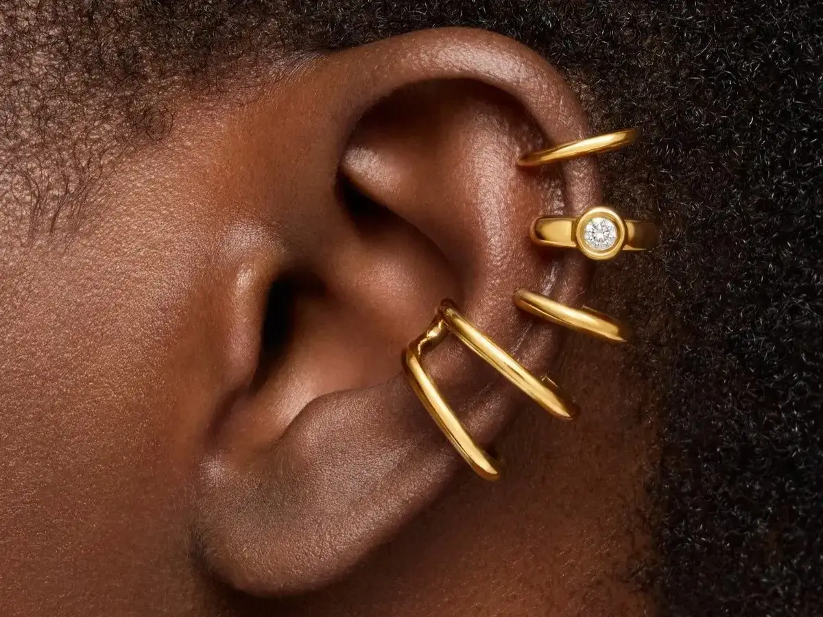 Kolczyki z mosiądzu czy czernieją? Jak uniknąć ciemnienia biżuterii