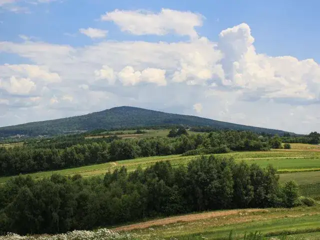 Góry Świętokrzyskie: Atrakcje, legendy i szlaki. Planujesz wyjazd?