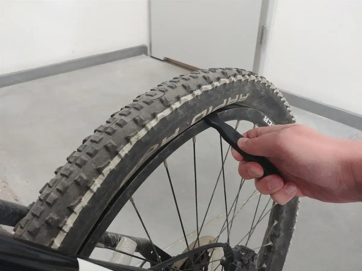 Wymiana opony w rowerze: Poradnik krok po kroku dla każdego