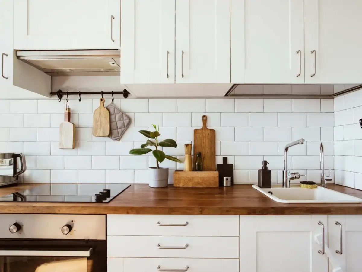 Uszkodzony blat? Napraw go sam! Praktyczny poradnik krok po kroku