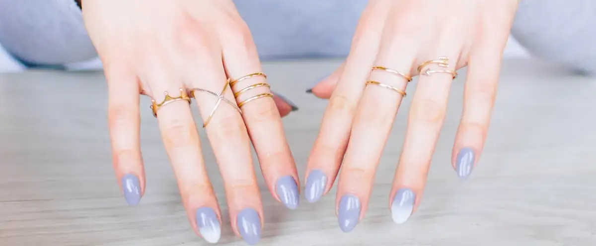 Obrączka na środkowym palcu: Co oznacza? Symbolika i trendy