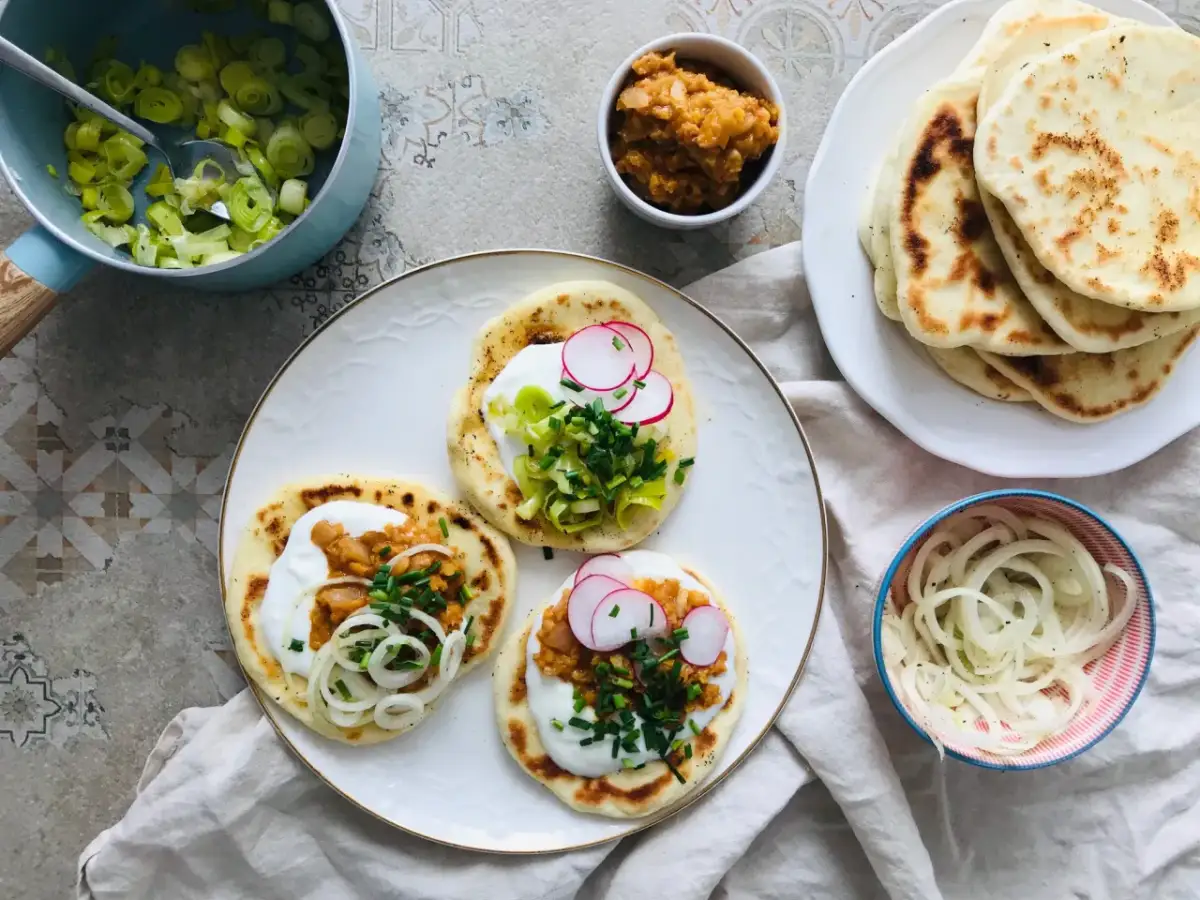 Z czym podawać chlebek naan? Odkryj najlepsze połączenia i triki!