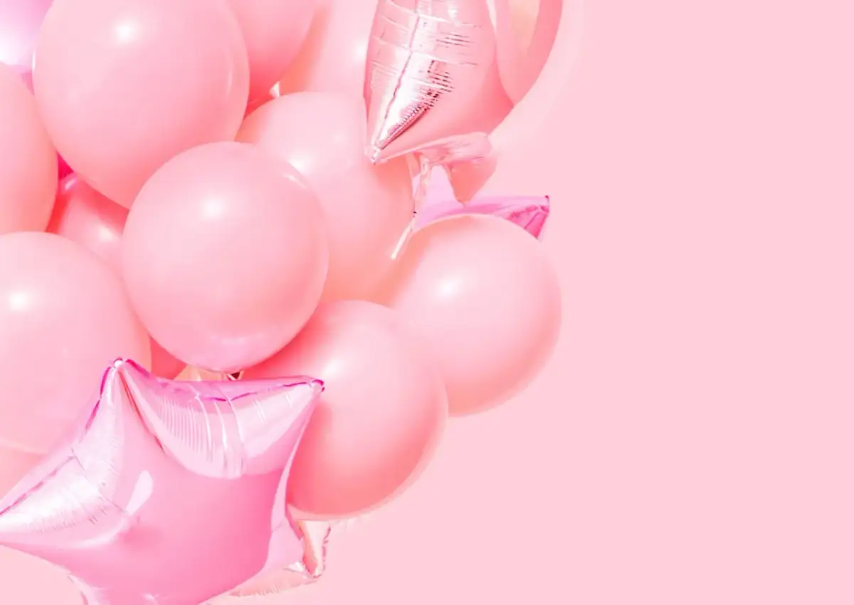 Różowe balony, w tym gwiazdki, unoszą się na jasnoróżowym tle. Czy balony na hel można nadmuchać powietrzem? Tak, ale nie będą latać.