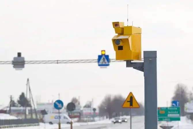 Pierwszy fotoradar w Polsce: kontrowersje i jego wpływ na bezpieczeństwo