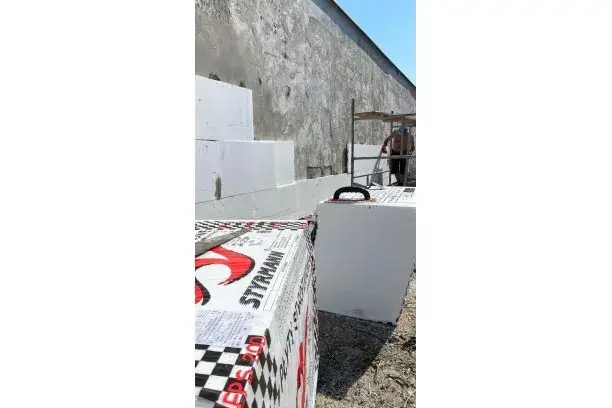 Po jakim czasie kołkować styropian, aby uniknąć problemów z izolacją?