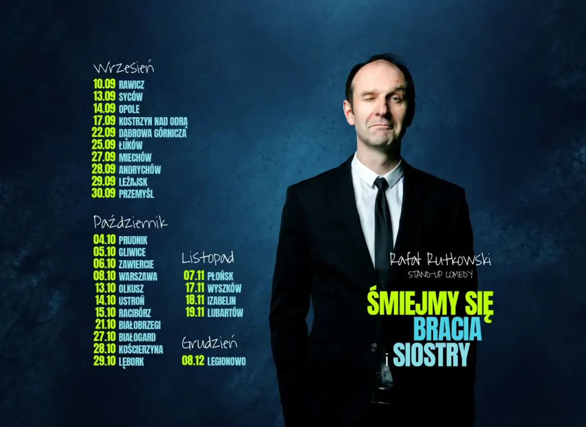 Rafał Rutkowski w czarnym garniturze, mrugając okiem, zaprasza na swój stand-up "Śmiejmy się bracia i siostry".