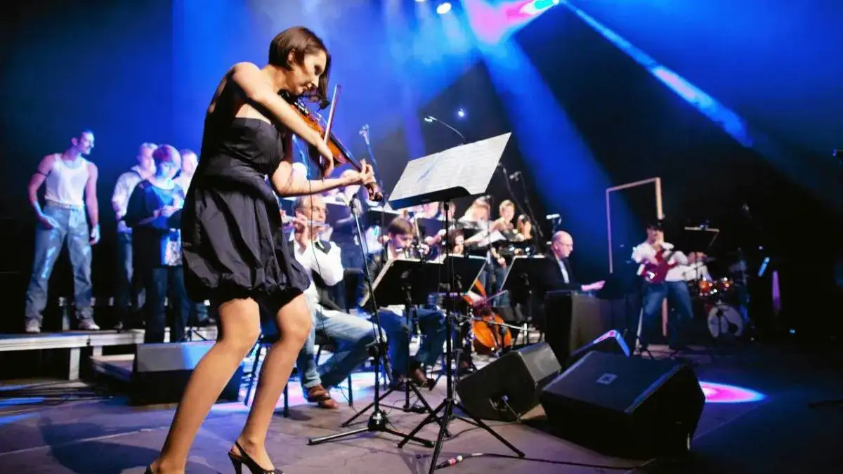 Queen Symfonicznie: Ile trwa koncert? Poznaj strukturę i hity!