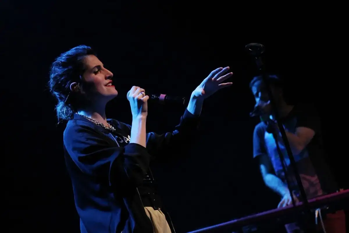 Kto śpiewa maju maj? Odkryj, kto stoi za tym popularnym utworem