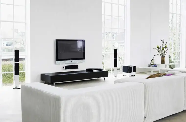 Gdzie umieścić dekoder przy wiszącym telewizorze, aby uniknąć problemów?