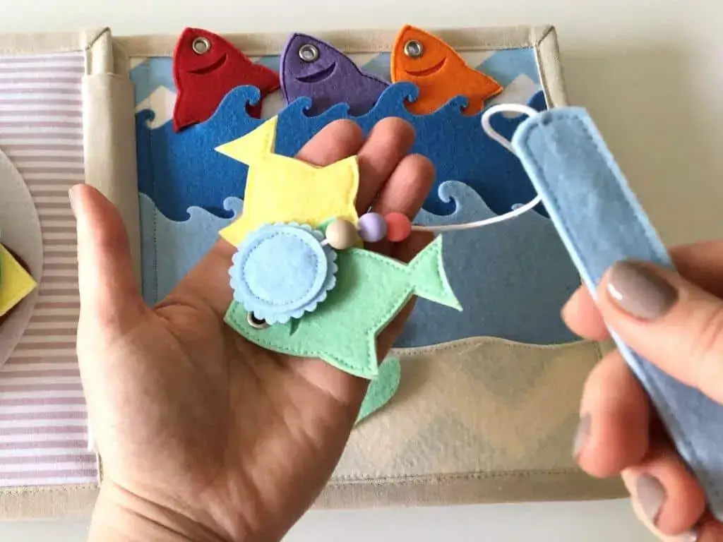 Książeczka sensoryczna dla 2 latka – jak wspiera rozwój dziecka