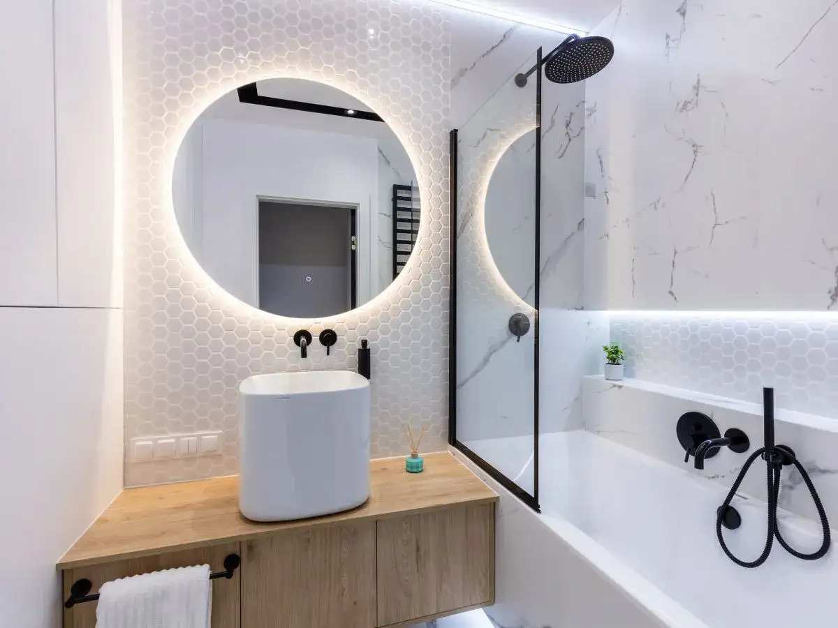 Jak urządzić łazienkę w bloku, by zyskać więcej przestrzeni i stylu