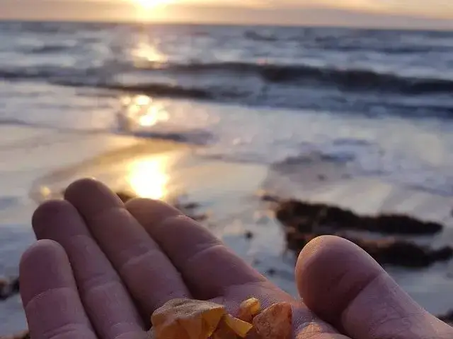 Gdzie szukać bursztynu nad Bałtykiem? Odkryj najlepsze miejsca i porady