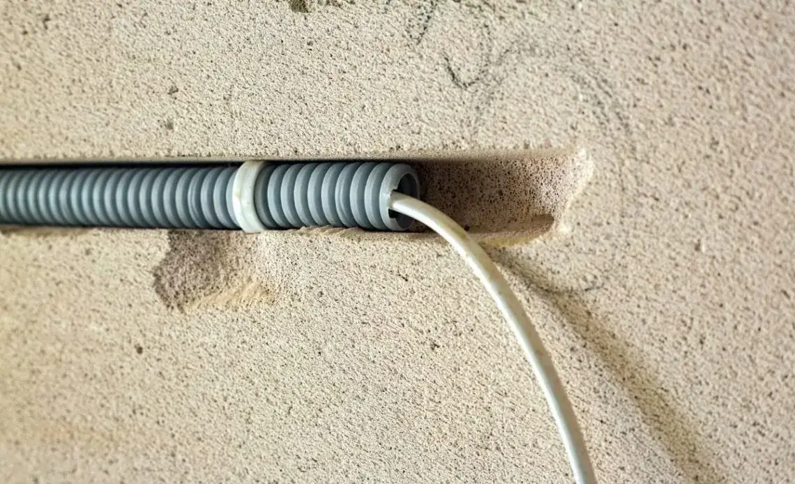 Jak przeciągnąć kabel przez peszel bez pilota? Skuteczne metody