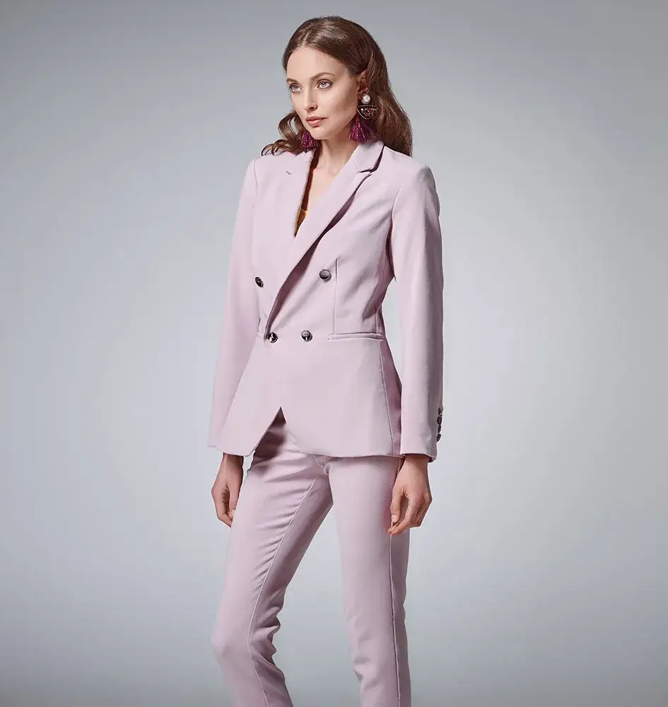 Jaki garnitur damski na wesele? 7 stylów, które zachwycą