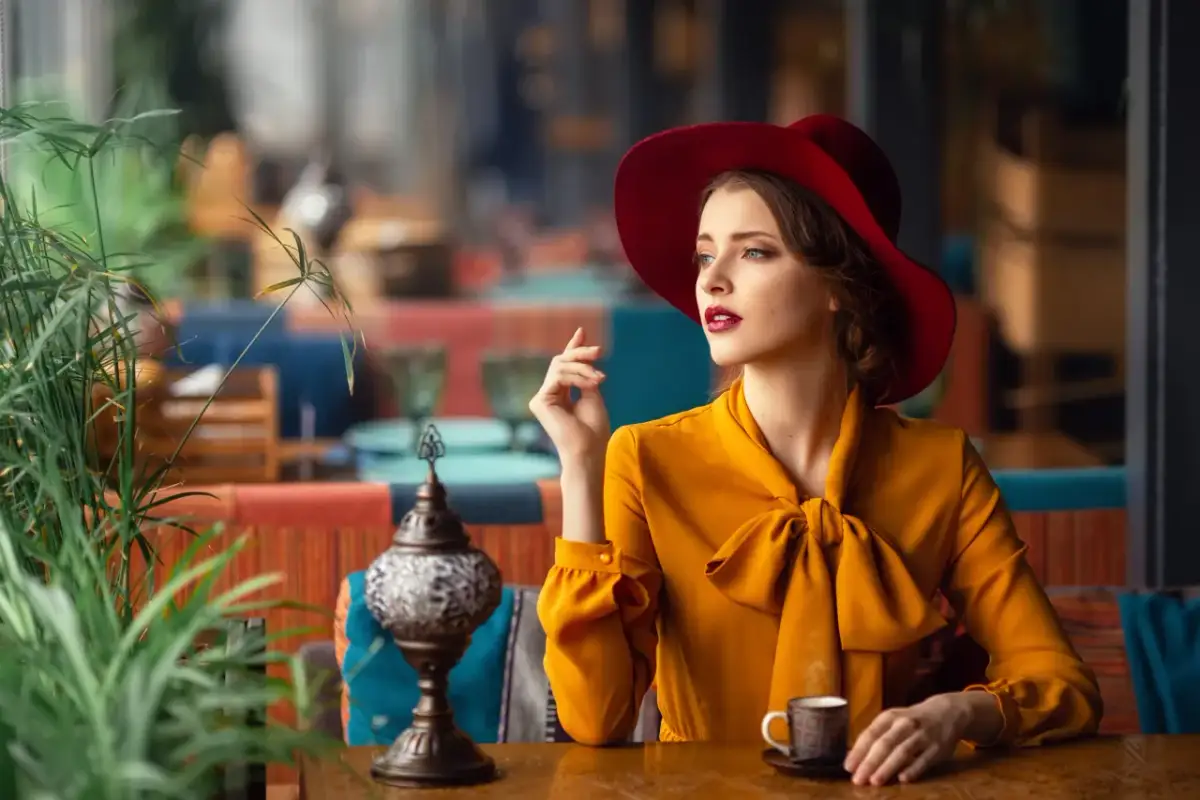 Jak wiązać bluzkę pod szyją, aby wyglądać stylowo i elegancko