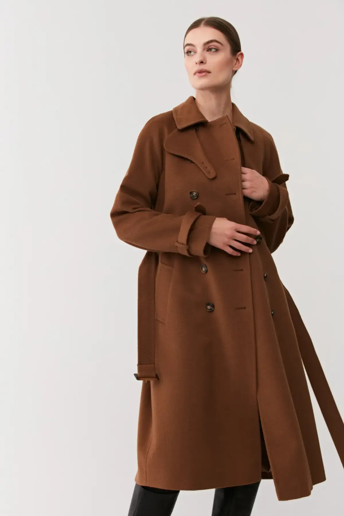 Jakie dodatki do brązowego płaszcza damskiego? 7 stylowych porad