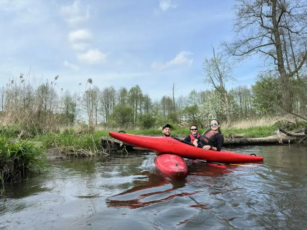 Kurs kajakarstwa nizinnego: Opanuj rzekę bezpiecznie i z pasją!