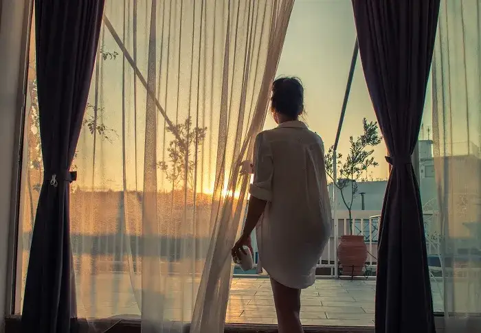 Jak zamontować zasłonę na balkonie - proste kroki, które ułatwią Ci życie