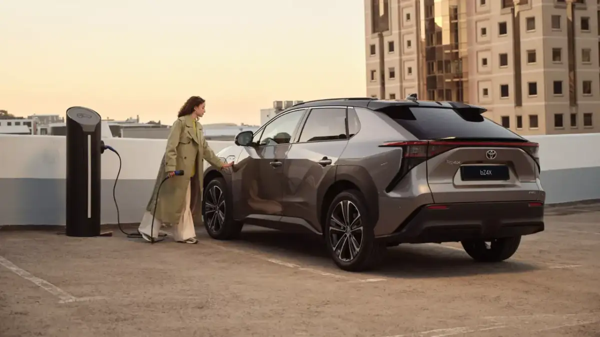 Hybryda Toyoty: Jak działa i dlaczego nie musisz jej ładować?