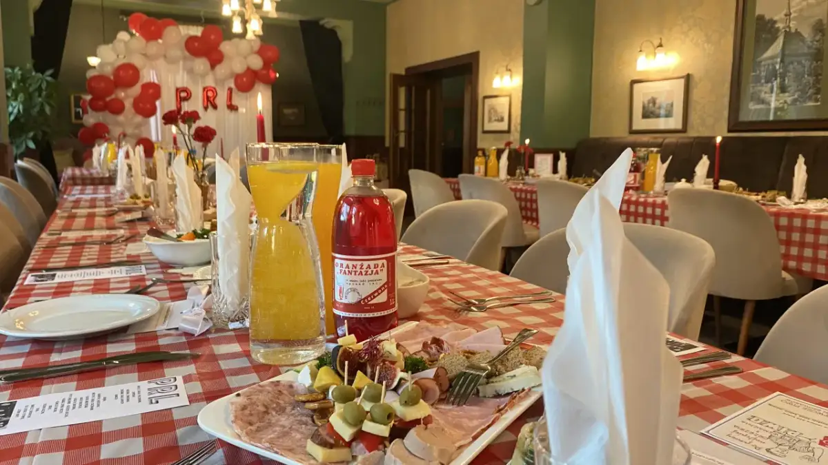 Impreza w stylu PRL: Smaki, które przeniosą cię w przeszłość