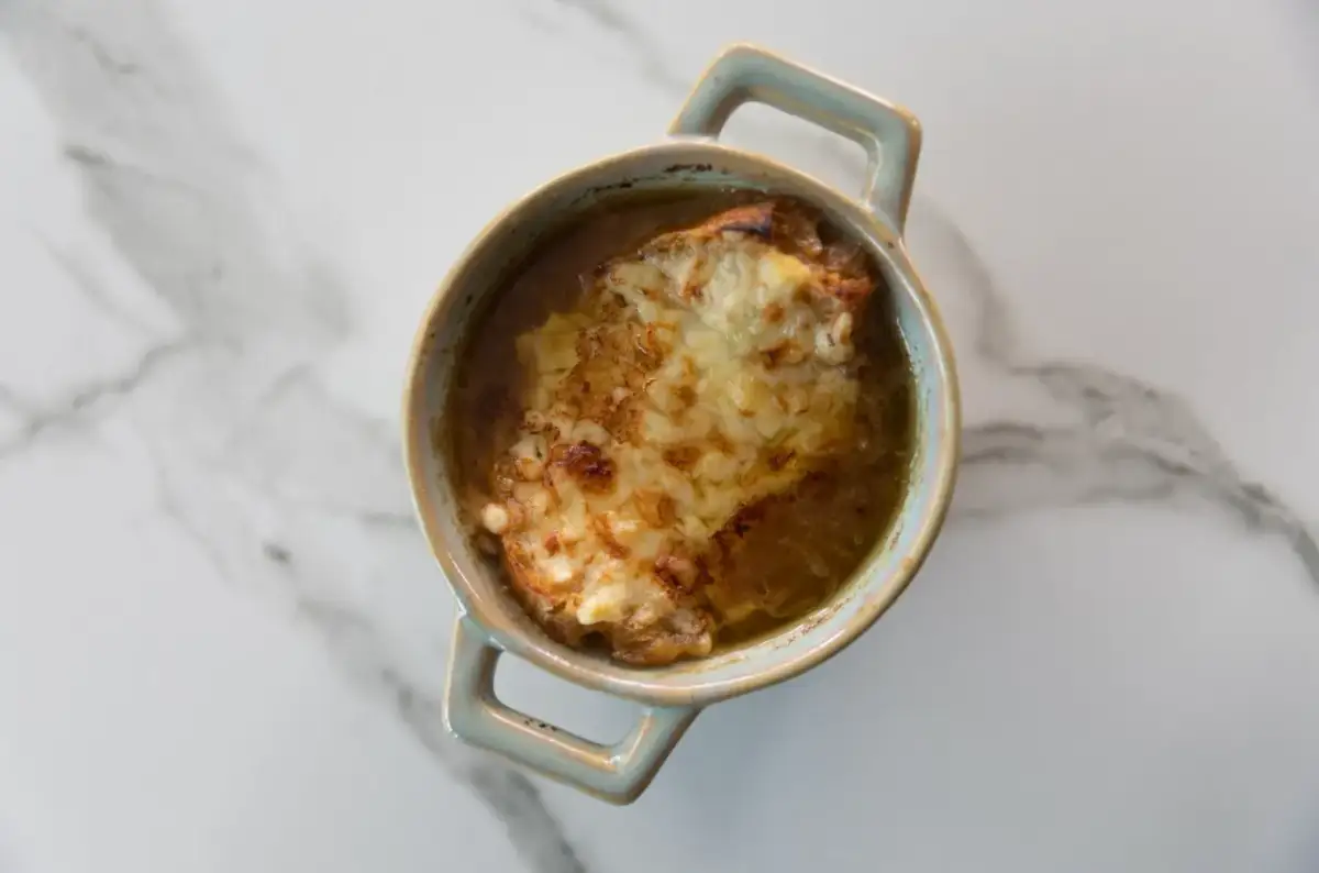 Sopa de Cebolla Francesa: La Receta Perfecta y el Gratinado Ideal