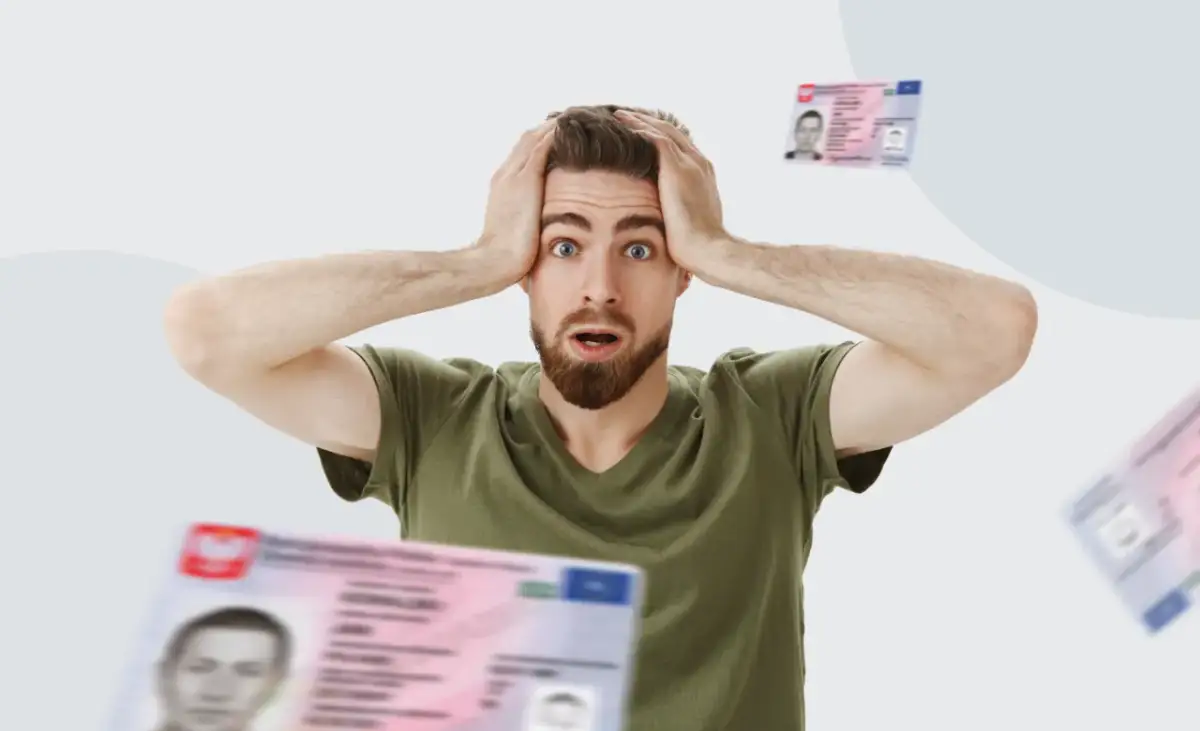 Zaskoczony mężczyzna z rękami na głowie, wokół niego unoszą się dokumenty. Zastanawia się, gdzie zgłosić zgubienie dowodu.