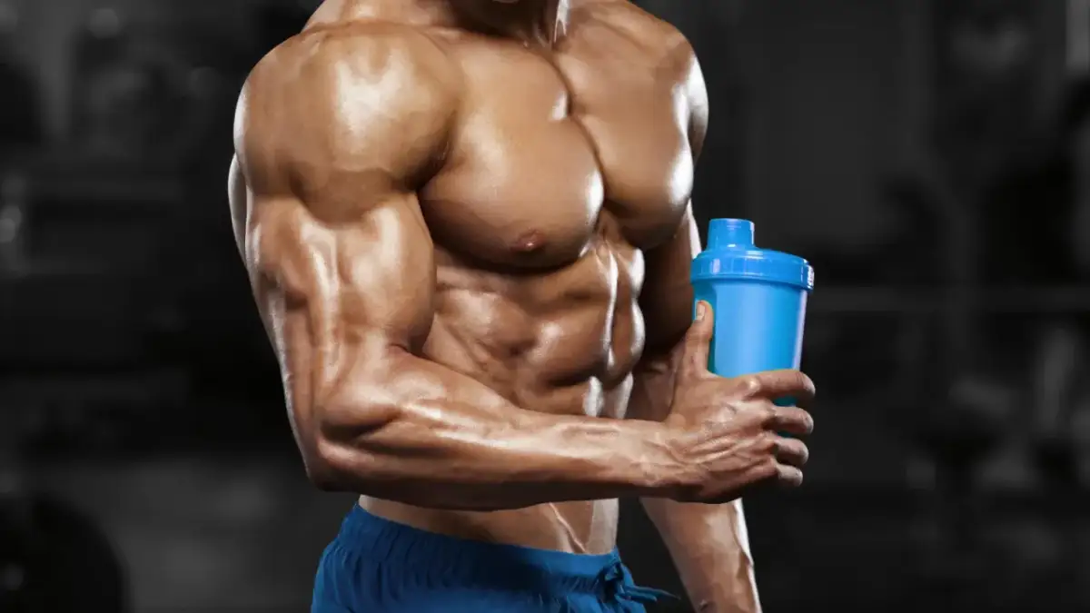 Kreatyna przed czy po treningu – co przynosi lepsze efekty?
