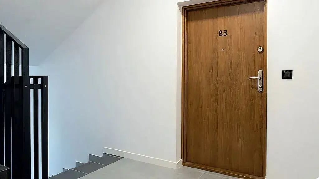 Jakie drzwi wewnętrzne do mieszkania w bloku wybrać, aby uniknąć problemów?