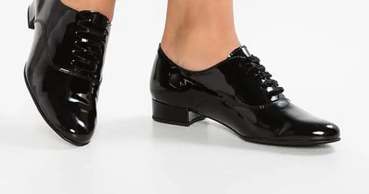 Jazzówki damskie stylizacje: 10 inspirujących pomysłów na każdą okazję