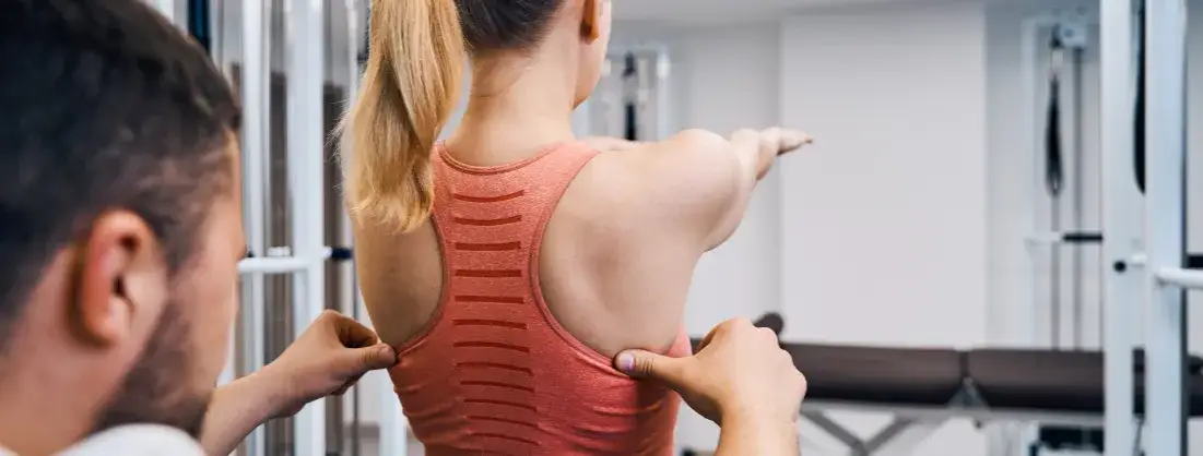 Skolioza: bezpieczne ćwiczenia, zakazane ruchy i rola fizjoterapeuty