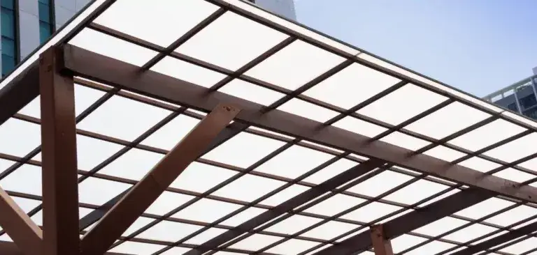 Poliwęglan mleczny czy dymiony - który wybór zapewni lepszą ochronę?